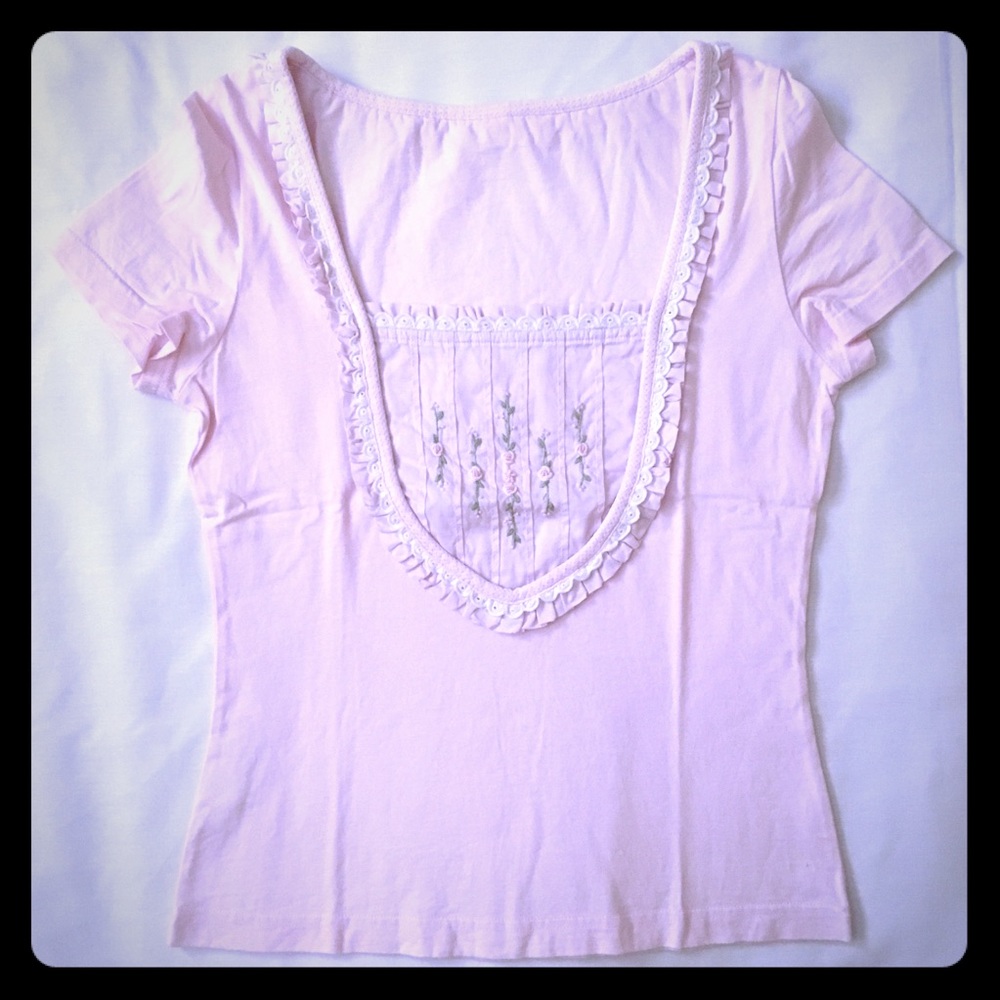 Pink t-shirt with embroidered details